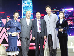 新望董事長羅永輝與著名歌星劉尊老師、汪正正老師、郭津彤老師、主持人雅琪在北京電視臺錄制節目現場親切合影